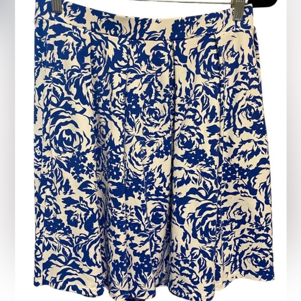 Adrienne Vittadini Pleated Mini Skirt Women’s Size M White & Blue Floral Stretch